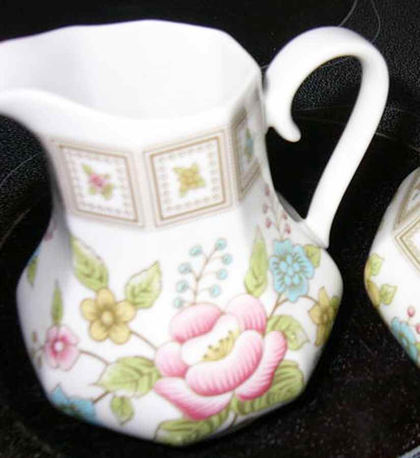 HUT2032 Creamer by Hutschenreuther-1