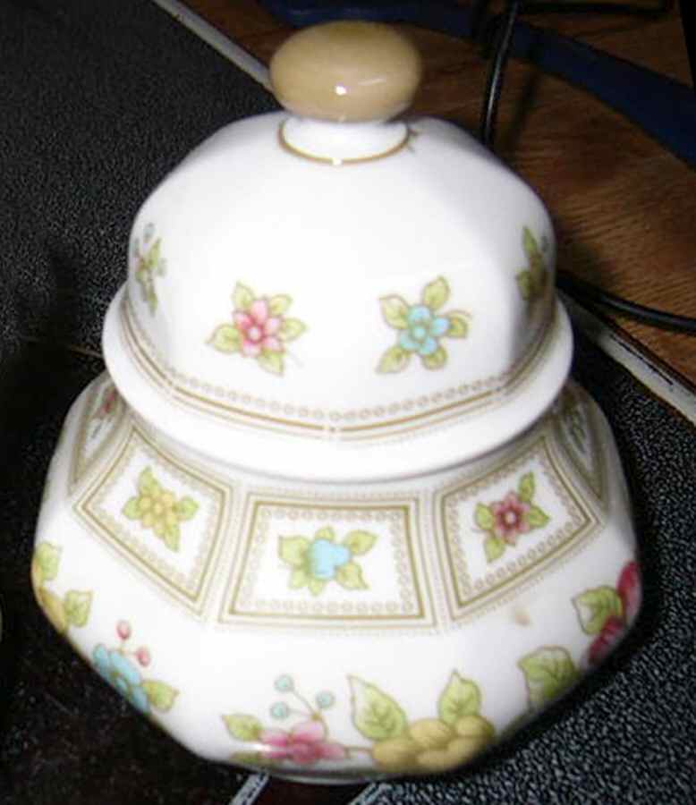 HUT2032 Sugar Bowl & Lid by Hutschenreuther-1
