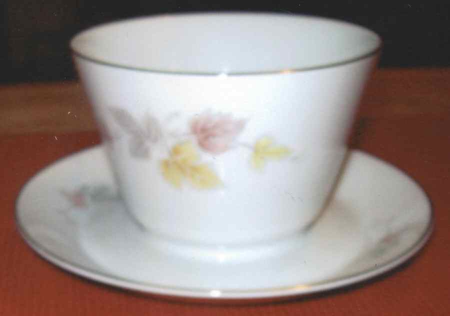 9062 Gravy Boat with Attached Underplate by Hutschenreuther-1