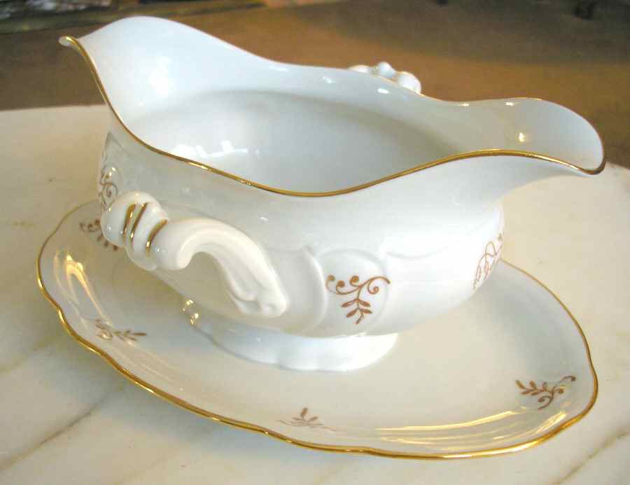 HUT2068 Gravy Boat with Attached Underplate by Hutschenreuther-1