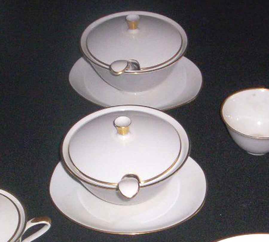 3124 Gravy Boat w/Attached Underplate & Lid by Hutschenreuther-1