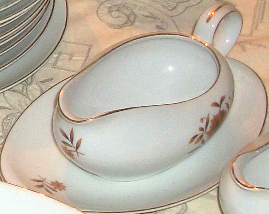Sunburst Gravy Boat & Underplate by Harvan-1