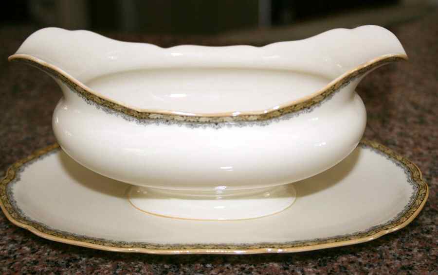 13590 Gravy Boat with Attached Underplate by Hutschenreuther-1
