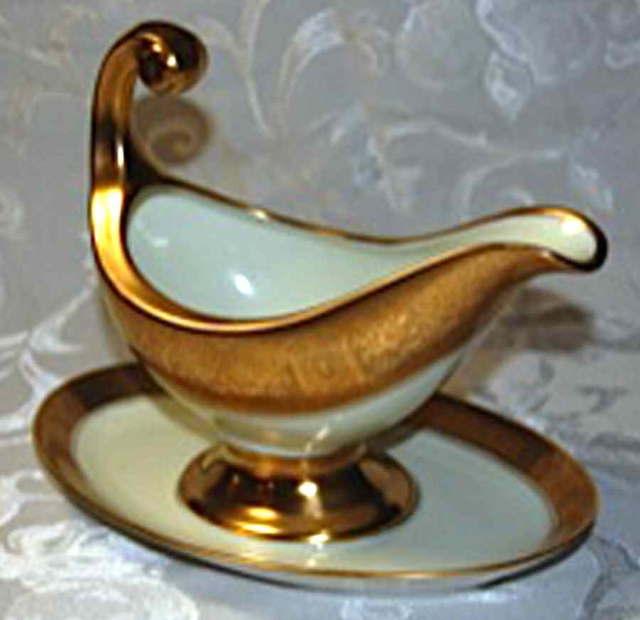 HUT2157 Gravy Boat with Attached Underplate by Hutschenreuther-1