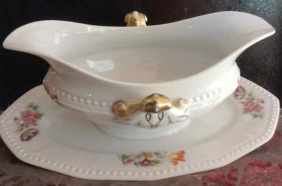 HUT2159 Gravy Boat with Attached Underplate by Hutschenreuther-1