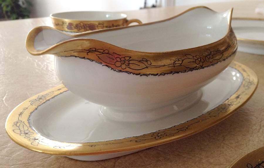 HUT2164 Gravy Boat with Attached Underplate by Hutschenreuther-1
