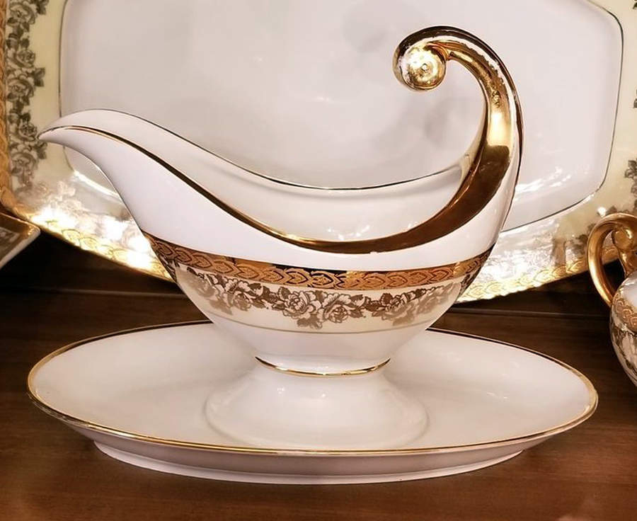 HUT2182 Gravy Boat with Attached Underplate by Hutschenreuther-1