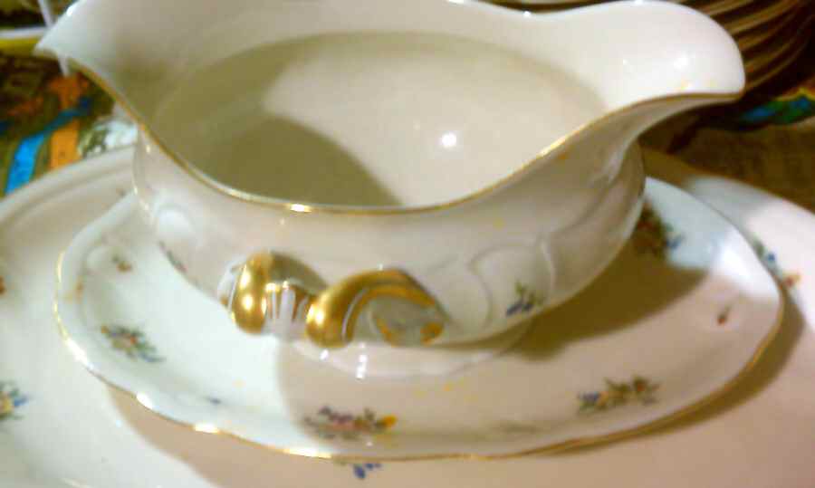 HUT2301 Gravy Boat with Attached Underplate by Hutschenreuther-1