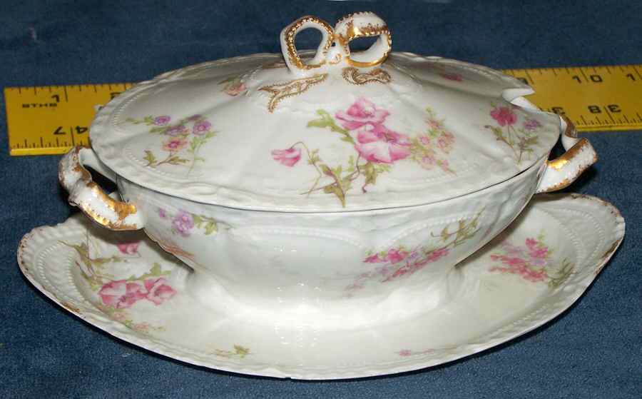 H4546 Gravy Boat w/Attached Underplate & Lid by Haviland-1