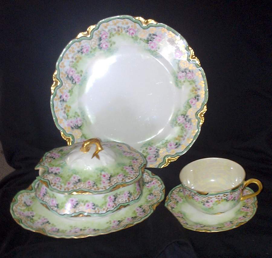 H4686 Gravy Boat w/Attached Underplate & Lid by Haviland-1