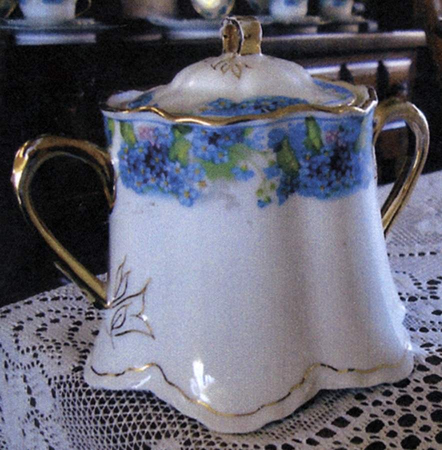 HUT2356 Sugar Bowl & Lid by Hutschenreuther-1