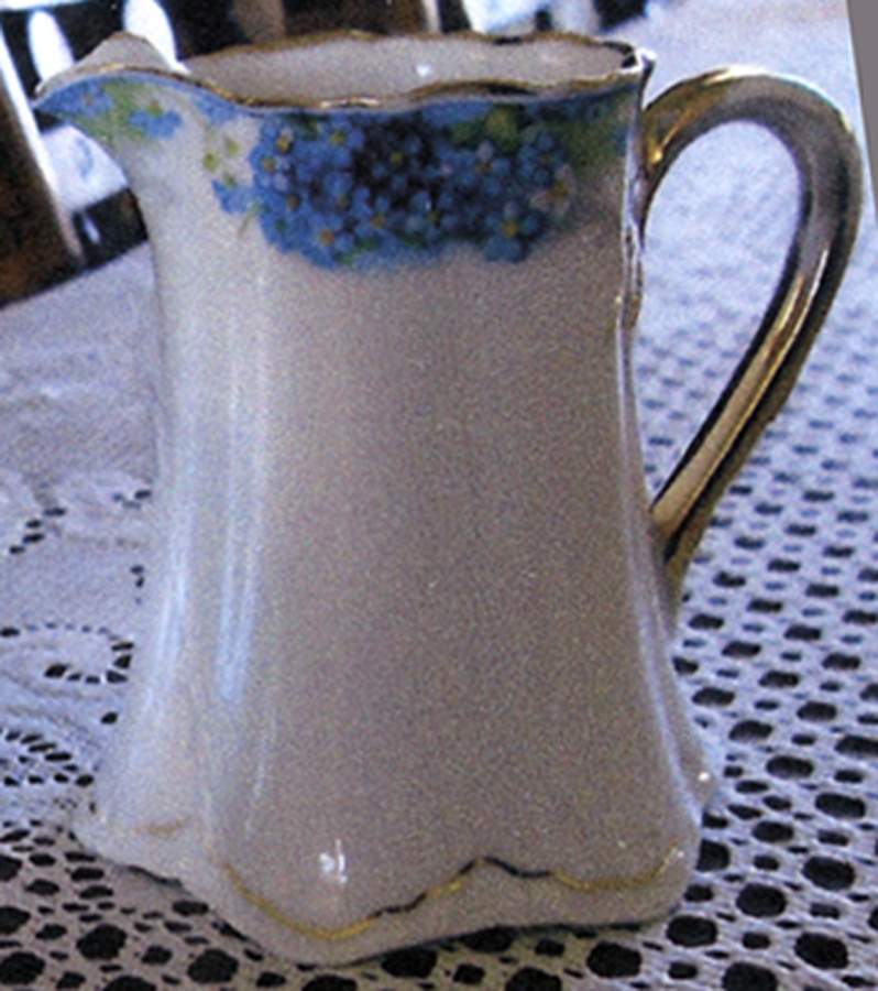 HUT2356 Creamer by Hutschenreuther-1