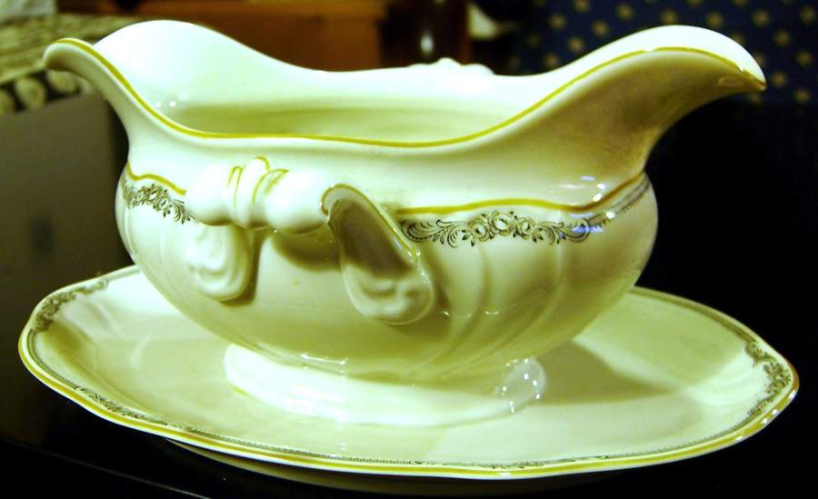 HUT2369 Gravy Boat with Attached Underplate by Hutschenreuther-1