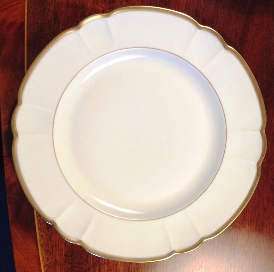 HER86 Dinner Plate by Herend-1