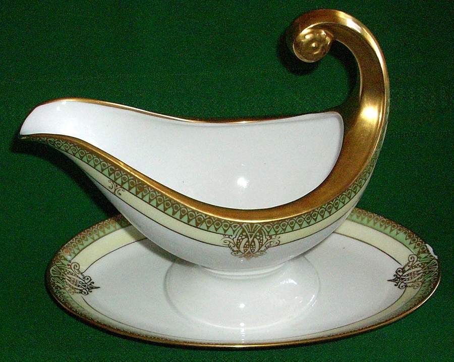 HUT2398 Gravy Boat with Attached Underplate by Hutschenreuther-1