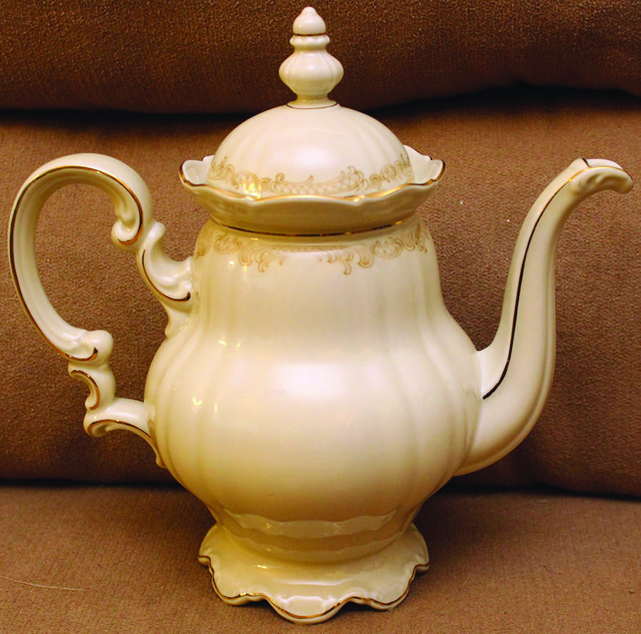 7444 Teapot & Lid by Hutschenreuther-1