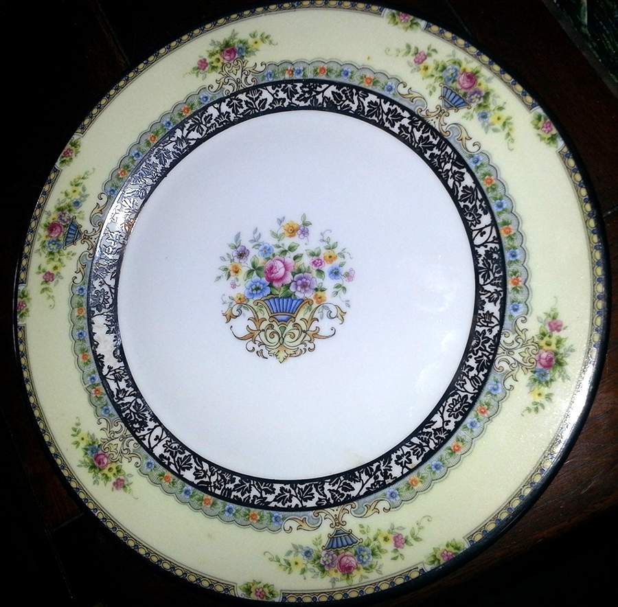 HUT2421 Dinner Plate by Hutschenreuther-1