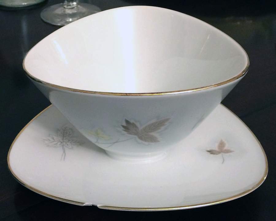 HUT3346 Gravy Boat with Attached Underplate by Hutschenreuther-1