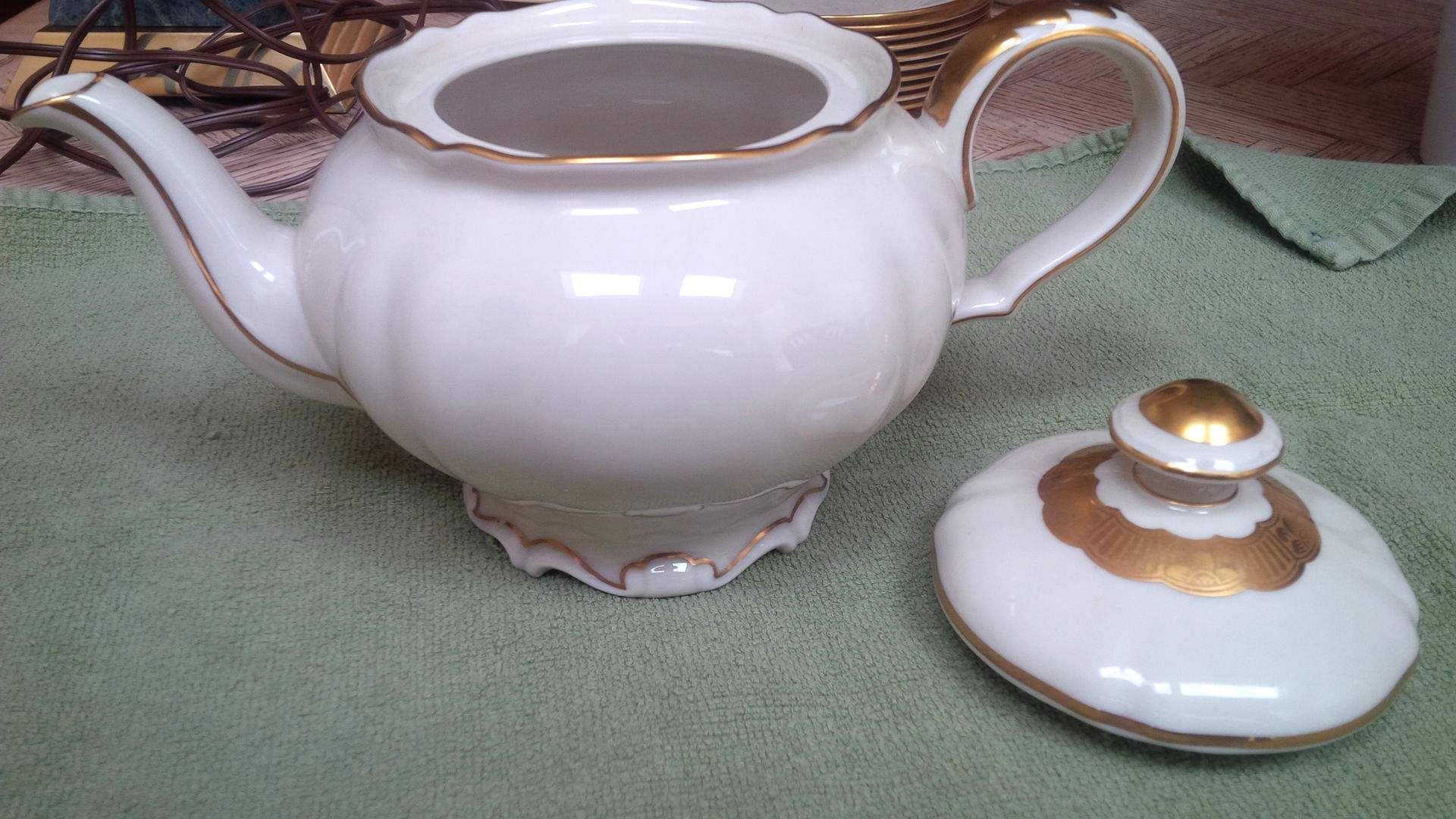 5594 Teapot & Lid by Hutschenreuther-1