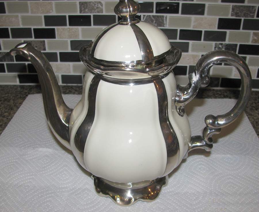 HUT2436 Teapot & Lid by Hutschenreuther-1