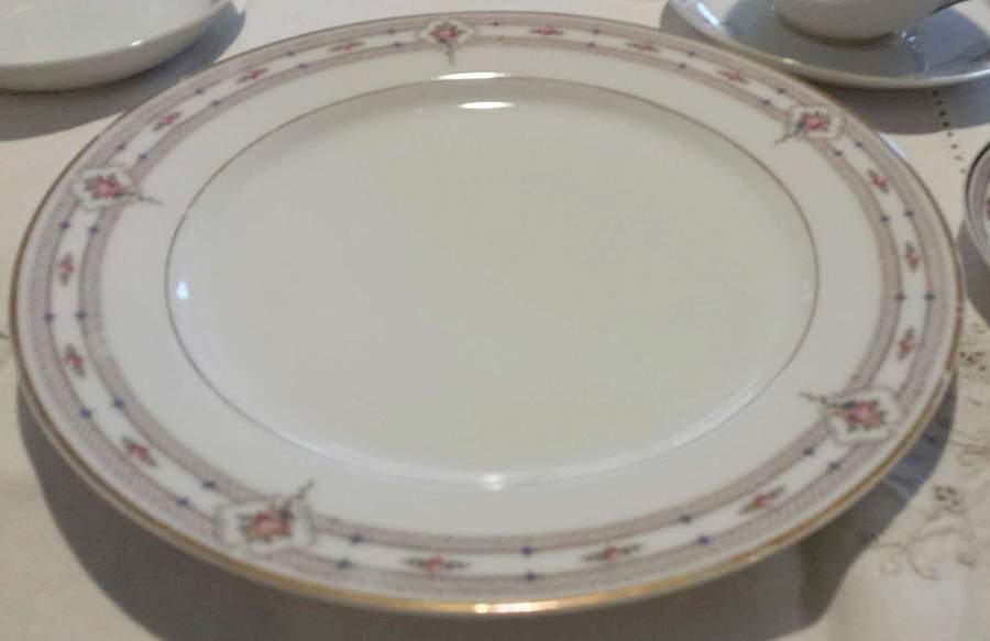 HUT2438 Dinner Plate by Hutschenreuther-1