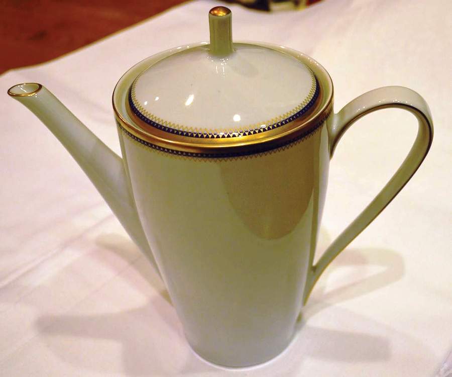 2538 Coffee Pot & Lid by Hutschenreuther-1