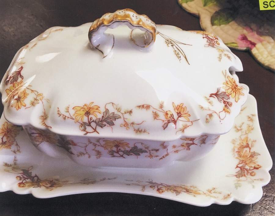 Schleiger 478-12 Gravy Boat w/Attached Underplate & Lid by Haviland-1
