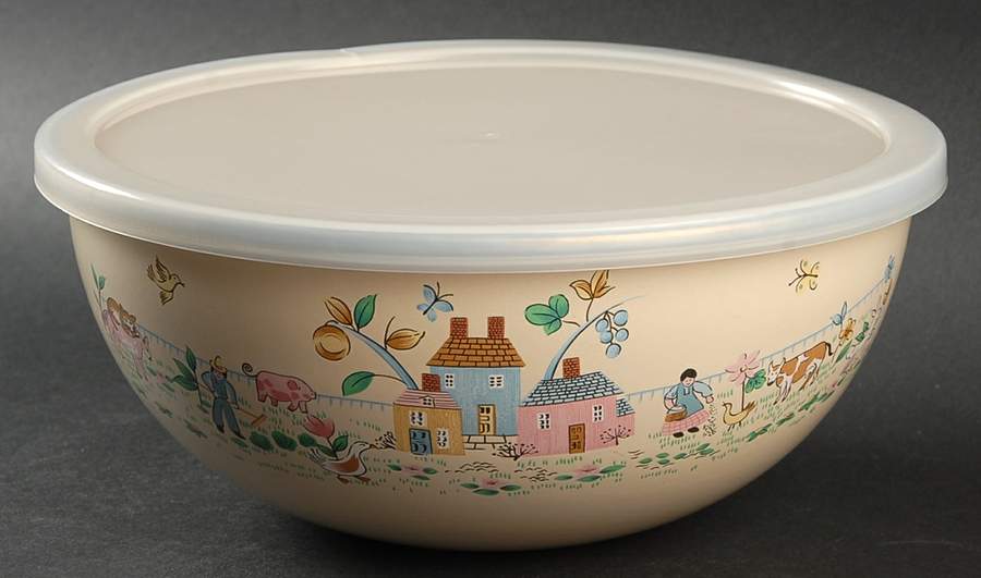Heartland 8 5/8" Metal Bowl with Plastic Lid by International-1