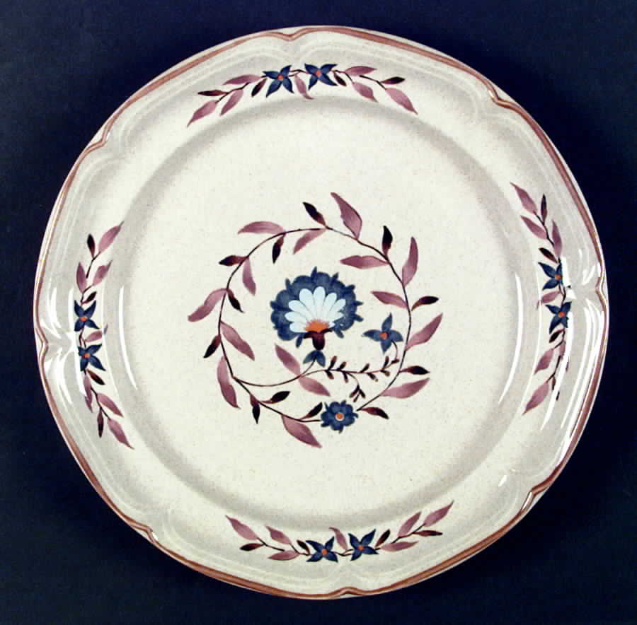 Heirloom Dinner Plate by International-1