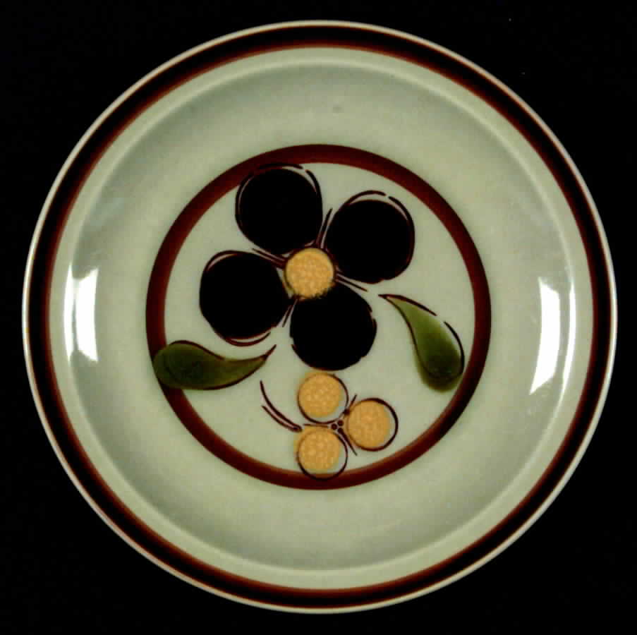 Intrique Dinner Plate by International-1