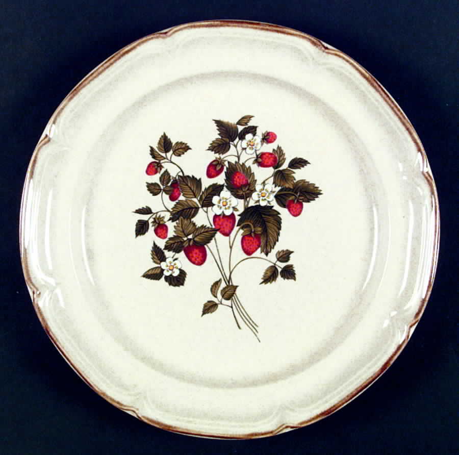 La Fraise Dinner Plate by International-1
