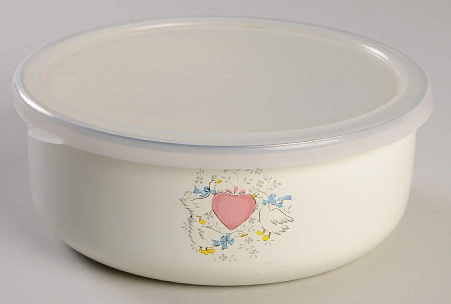 TWN11 6 5/8" Metal Bowl W/Plastic Lid by Taiwan-1