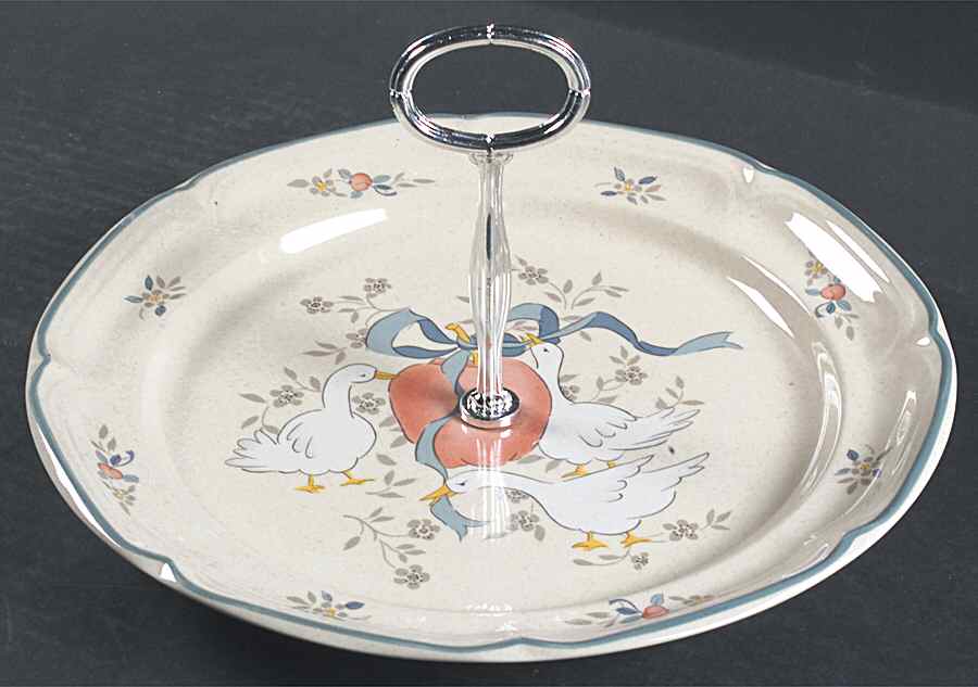 Marmalade Round Serving Plate with Center Handle (Dp) Hc by International-1