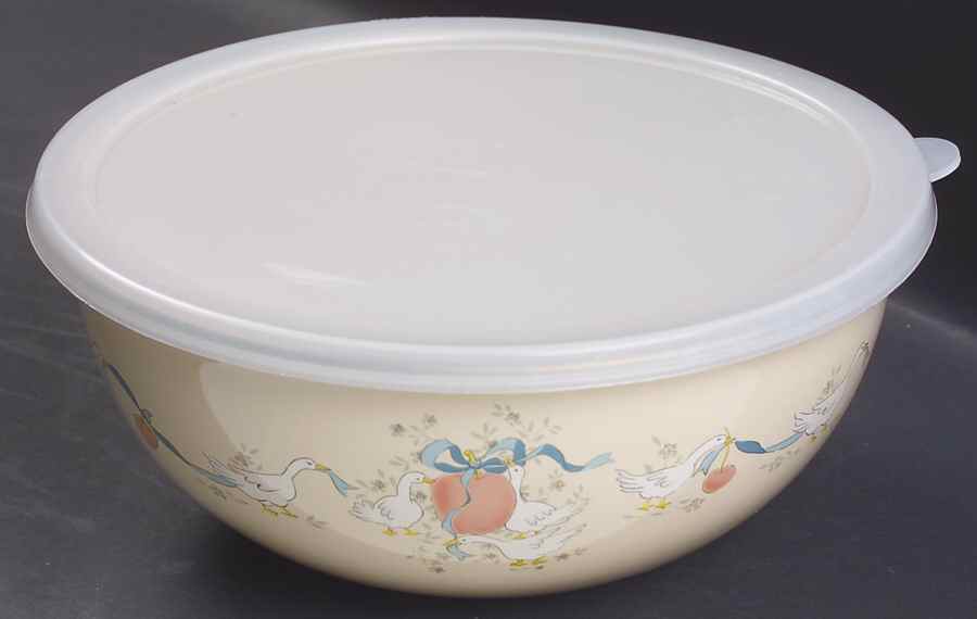 Marmalade 81/2" Metal Bowl W/Plastic Lid by International-1