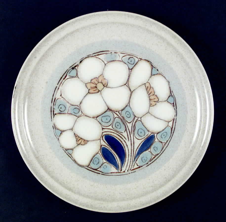 Nouveau Dinner Plate by International-1