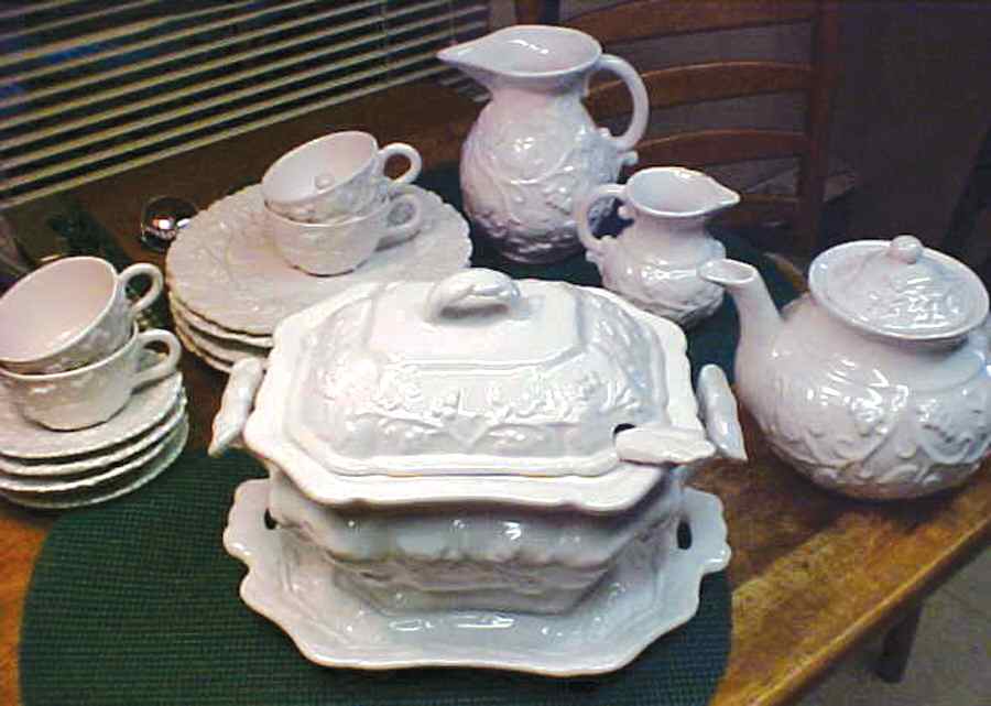 ITY434 Tureen & Lid w/Ladle & Underplate by Italy-1