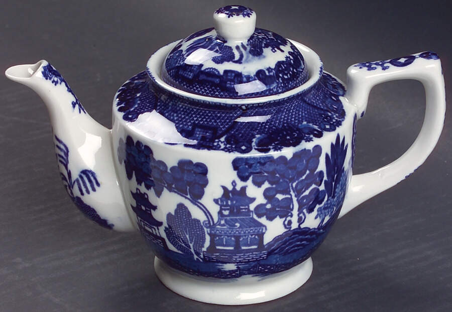 Blue Willow (No Gold, "Made In Japan") Teapot & Lid by Japan-1