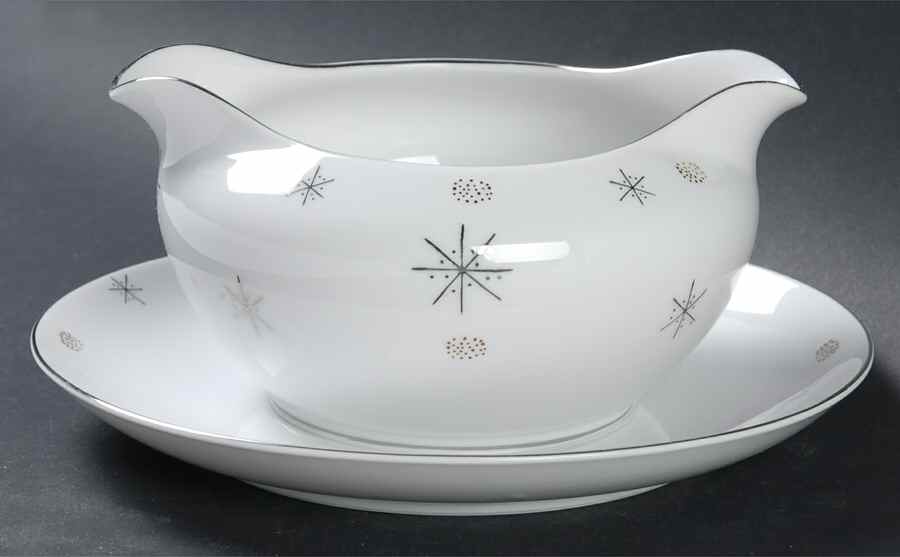 Snowflake Gravy Boat with Attached Underplate by Japan-1