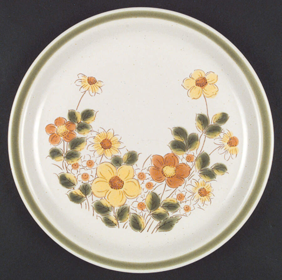 Spring Garland Dinner Plate by Japan-1