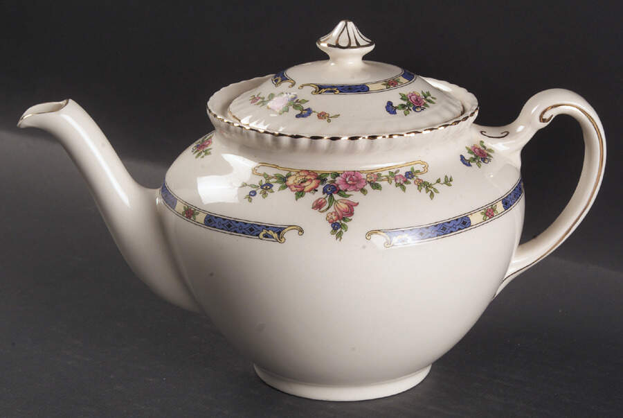 Eastbourne (Old English) Teapot & Lid by Johnson Brothers-1