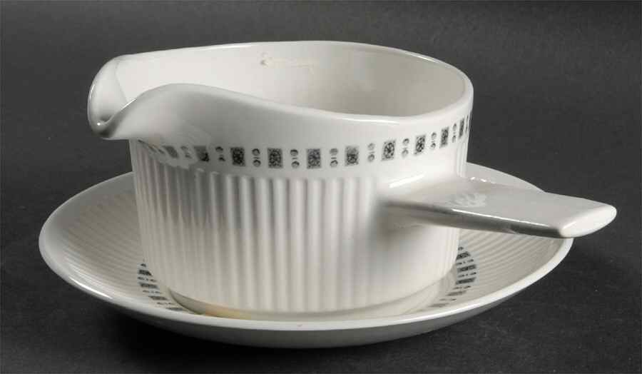 Embassy Gravy Boat & Underplate by Johnson Brothers-1