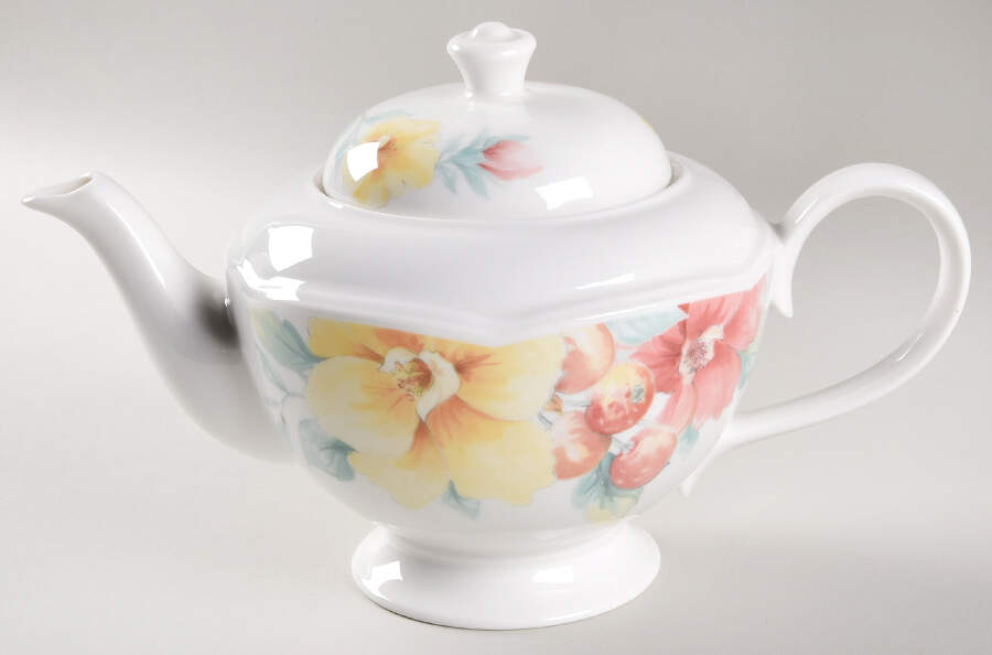 Hyde Park (Scalloped) Teapot & Lid by Johnson Brothers-1