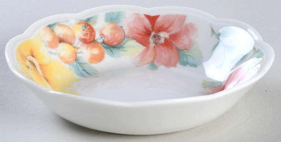 Hyde Park (Scalloped) Fruit/Dessert (Sauce) Bowl by Johnson Brothers-1