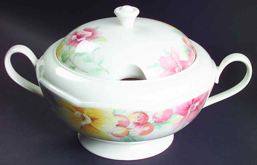 Hyde Park (Scalloped) Tureen &  Lid by Johnson Brothers-1