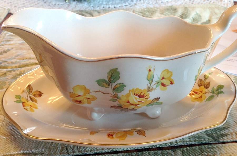 JB260 Gravy Boat & Underplate/Relish by Johnson Brothers-1