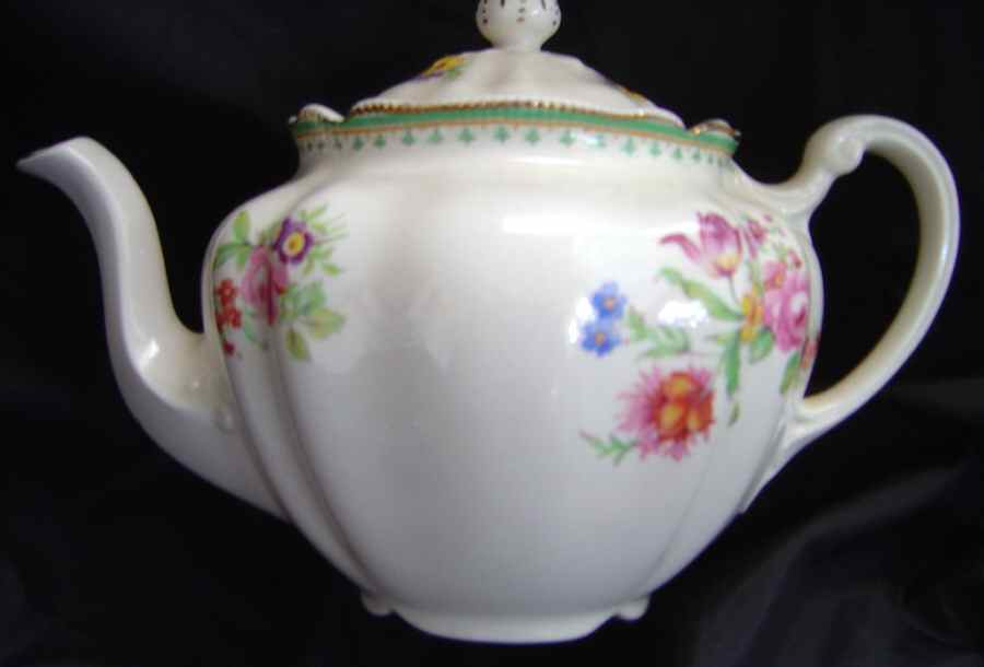 Malvern (Old Staffordshire) Teapot & Lid by Johnson Brothers-1