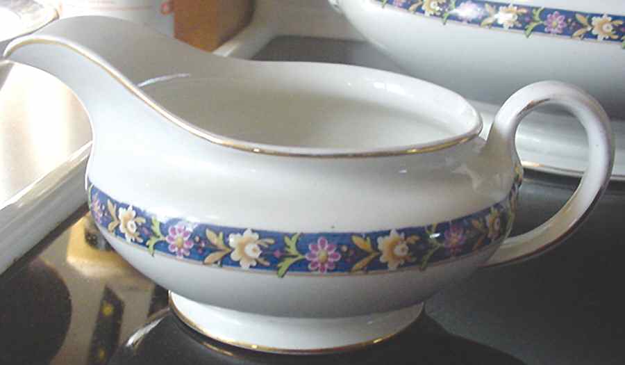 Oakworth Gravy Boat with Attached Underplate by Johnson Brothers-1