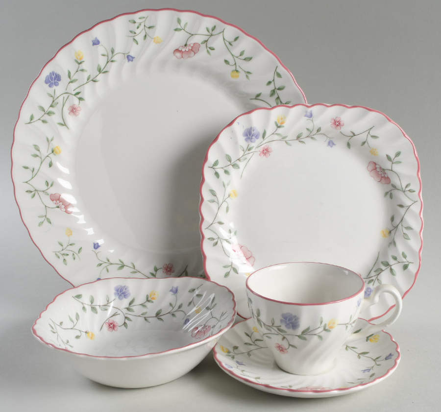 Summer Chintz (Made in England, Earthenware) 40 Piece Estate Set by Johnson Brothers-1