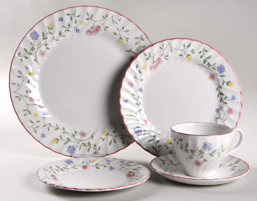 Summer Chintz (Made in England, Earthenware) 40 Piece Estate Set by Johnson Brothers-1