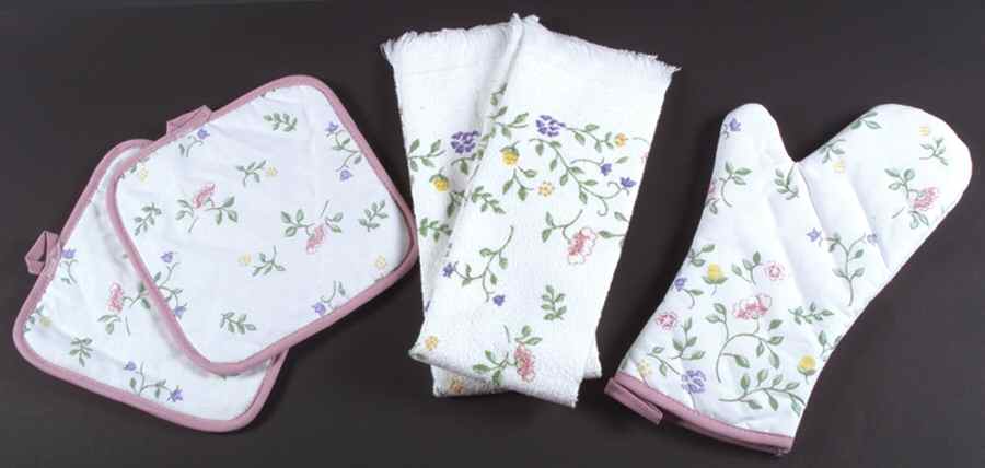 Summer Chintz (Made in England, Earthenware) 5 Piece Textile Set by Johnson Brothers-1